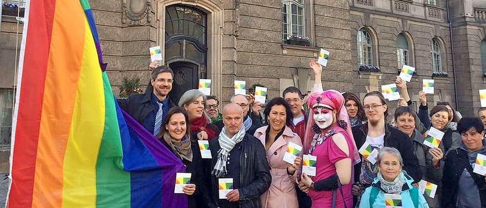 Die Regenbogenfahne wird vor dem Potsdamer Rathaus gehisst.