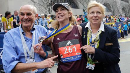 Die Marathonläuferin Kathrine Switzer (Mitte) nach dem Boston-Marathon.