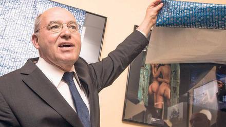 Nackte Tatsachen. Bezirkskulturstadträtin Cornelia Flader (CDU) wollte keine Fotos zulassen, die Besucher stören könnten. Gregor Gysi hilft gern aus.
