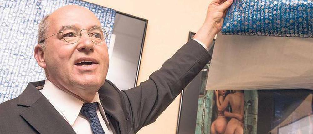 Nackte Tatsachen. Bezirkskulturstadträtin Cornelia Flader (CDU) wollte keine Fotos zulassen, die Besucher stören könnten. Gregor Gysi hilft gern aus.