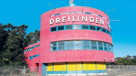 Die frühere Raststätte Dreilinden in West-Berlin wurde vor dem Grenzübergang in die ehemalige DDR errichtet. 