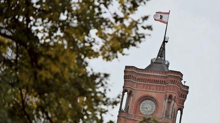 Das Rote Rathaus mit der Flagge von Berlin