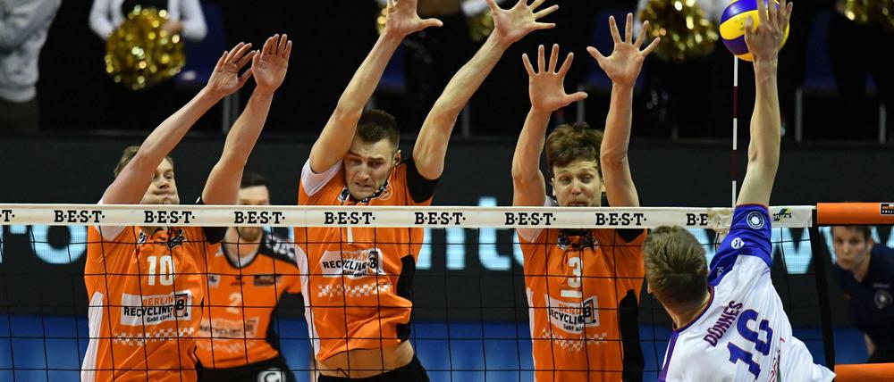 Berliner Mauer. Die Volleys stehen nach einem dramatischen Spiel erneut im Endspiel um die deutsche Meisterschaft. 