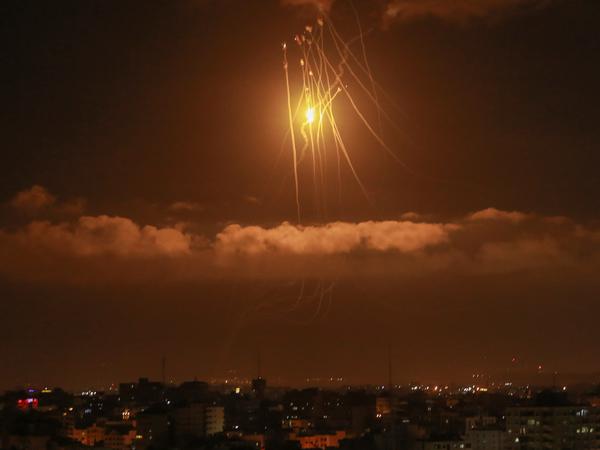 Israels Iron-Dome-Raketenabwehrsystem fängt am 21. April 2022 Raketen ab, die aus dem Gazastreifen in Richtung Israel abgefeuert werden.