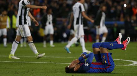 Barcelona-Spieler Neymar liegt beim Spiel gegen Juventus am Boden.