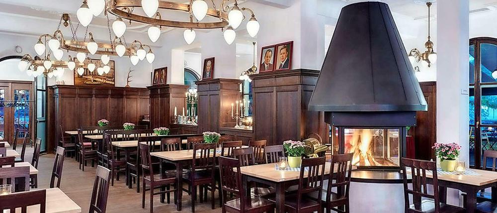 Ein bissl Stuck, ein bissl bayrisch, ein zünftiger Kamin: die Gaststube des "Zollpackhof" in Mitte - und draußen wartet der Biergarten gleich gegenüber vom Kanzleramt.