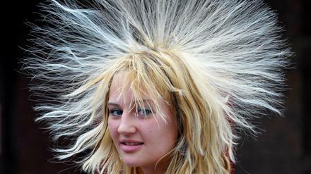 Haare, jedenfalls die von Frauen und die Frage, wer sie sehen darf, sind ein elektrisierendes Thema. 