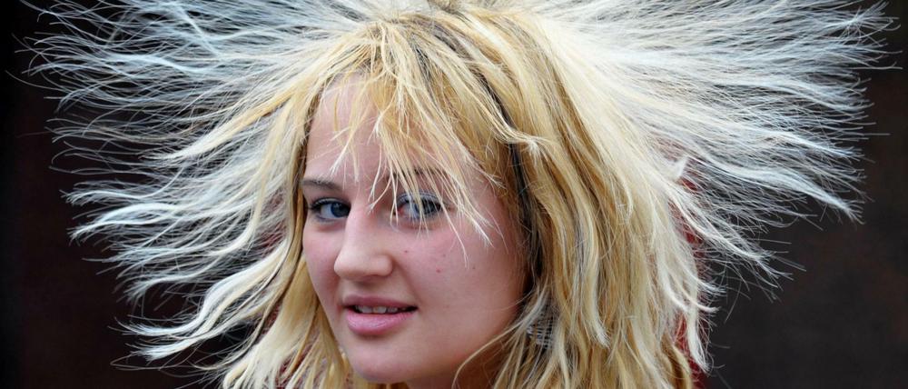Haare, jedenfalls die von Frauen und die Frage, wer sie sehen darf, sind ein elektrisierendes Thema. 