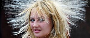 Haare, jedenfalls die von Frauen und die Frage, wer sie sehen darf, sind ein elektrisierendes Thema. 