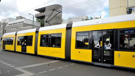 Straßenbahn auf der Bernauer Straße. 