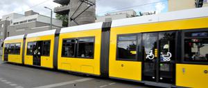 Straßenbahn auf der Bernauer Straße. 