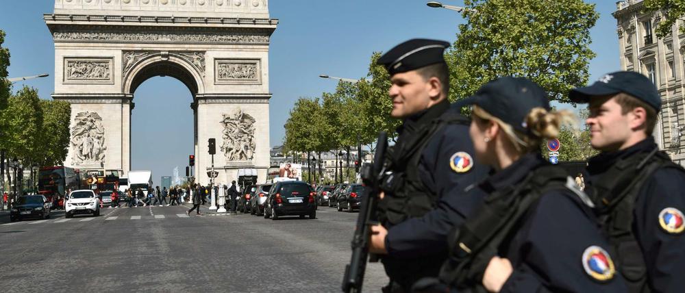 Ein massives Polizeiaufgebot sicherte am Freitag den Champs-Élysées und weite Teile der Stadt.