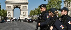 Ein massives Polizeiaufgebot sicherte am Freitag den Champs-Élysées und weite Teile der Stadt.