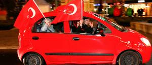 Wahlparty: Türkische Wählerinnen feiern den Sieg des Ja am Sonntag mit einem Autokorso auf dem Berliner Kurfürstendamm.