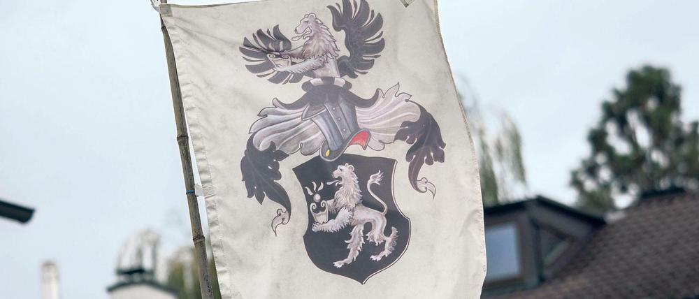 Auf dem Grundstück eines sogenannten "Reichsbürgers" ist eine Flagge zu sehen.