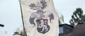 Auf dem Grundstück eines sogenannten "Reichsbürgers" ist eine Flagge zu sehen.