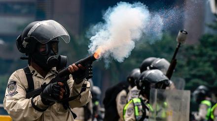 Die Polizei setzte wieder massiv Tränengas gegen die Demonstranten ein.
