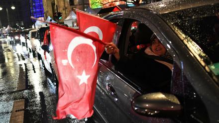 Mit türkischen Fahnen und Jubel auf Staatschef Erdogan feierten Türken in Deutschland am Kudamm den Sieg des "Ja"-Lagers beim Referendum. 