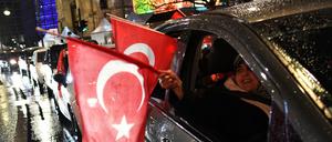 Mit türkischen Fahnen und Jubel auf Staatschef Erdogan feierten Türken in Deutschland am Kudamm den Sieg des "Ja"-Lagers beim Referendum. 