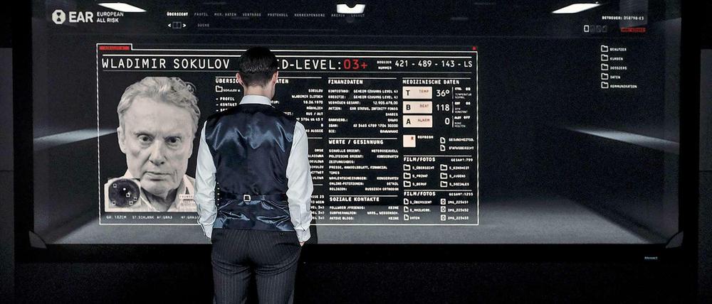 Die Versicherung sieht alles. Assekuranzagent Vincent Baumann (Clemens Schick) studiert das Versicherungsprofil des reichen Unternehmers Wladimir Sokulov (Daniel Obrychski).