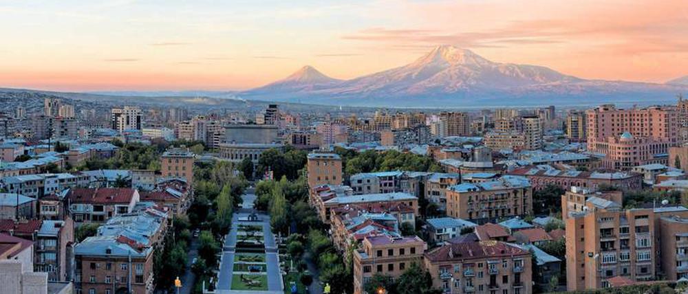 In Jerewan, einer der ältesten Städte der Welt, sind zahlreiche neue Viertel entstanden. Im Hintergrund ragt der Berg Ararat auf.