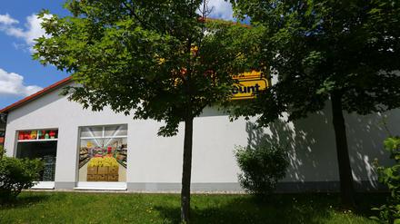 Der Supermarkt in Arnsdorf, wo der Flüchtling gefesselt worden war. Die damalige Bürgermeisterin hatte das öffentlich verurteilt.