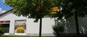 Der Supermarkt in Arnsdorf, wo der Flüchtling gefesselt worden war. Die damalige Bürgermeisterin hatte das öffentlich verurteilt.