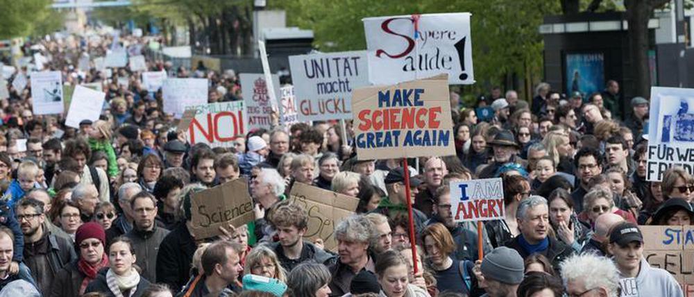 Etwa viertausend Menschen nahmen an der Demonstration "March for Science" in Berlin teil.