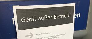 Gerät außer Betrieb. Hinweis an einem Münzautomaten in der Postbank-Filiale am Wittenbergplatz in Berlin-Schöneberg, gesehen am 20. April 2017. 