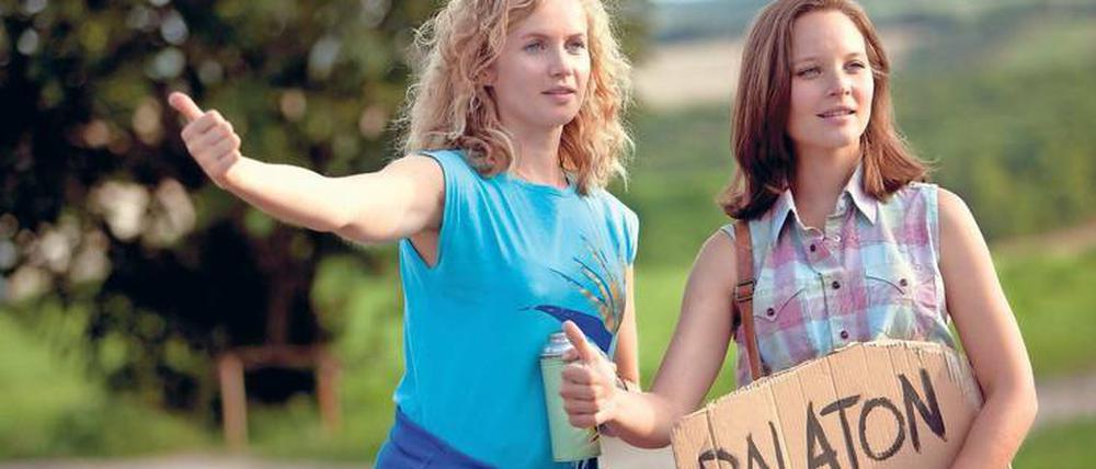 Richtung Abenteuer. Die Schwestern Catrin (Cornelia Gröschel, links) und Maja (Sonja Gerhardt) können gar nicht schnell genug an den Plattensee kommen.