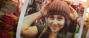 Mit Fotos, Blumen und Kerzen erinnern am 28.11.2014 vor dem Klinikum in Offenbach am Main (Hessen) zahlreiche Menschen an Tugce, die dort auf der Intensivstation lag.