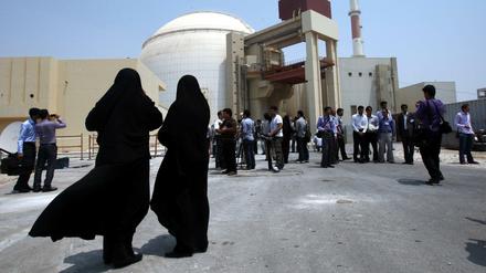 Zwei Sicherheitsbeamtinnen steht vor dem Atomkraftwerk in Buschehr im Iran.