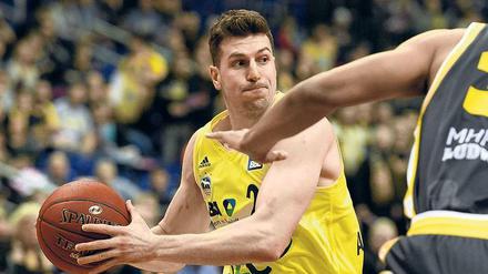 Nicht irgendein Spieler. Kapitän Dragan Milosavljevic ist vermutlich der wichtigste Mann bei den Basketballern von Alba.Foto: Rainer Jensen/dpa