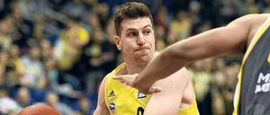 Nicht irgendein Spieler. Kapitän Dragan Milosavljevic ist vermutlich der wichtigste Mann bei den Basketballern von Alba.Foto: Rainer Jensen/dpa