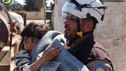Ein von der «Syria Civil Defence» zur Verfügung gestellte Foto, zeigt einen Freiwilligen Helfer, der ein Opfer eines mutmaßlichen Giftgasangriffs in Chan Scheichun, Syrien, versorgt.