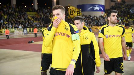 Die Spieler von Borussia Dortmund mit Marco Reus (l) und Sokratis Papastathopoulos (r) verlassen nach dem Spiel das Stadion. 