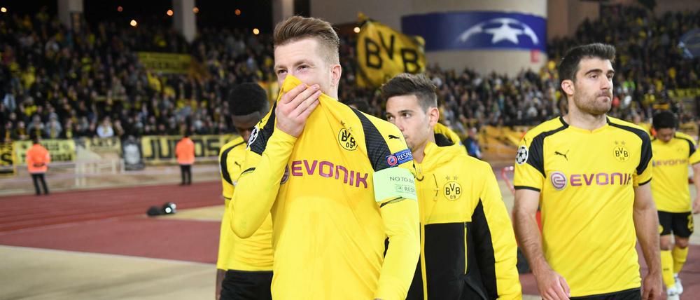 Die Spieler von Borussia Dortmund mit Marco Reus (l) und Sokratis Papastathopoulos (r) verlassen nach dem Spiel das Stadion.