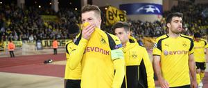 Die Spieler von Borussia Dortmund mit Marco Reus (l) und Sokratis Papastathopoulos (r) verlassen nach dem Spiel das Stadion. 