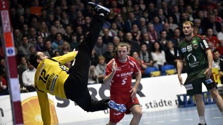 Silvio Heinevetter bei einer Parade gegen seinen alten Teamkollegen Johannes Sellin.