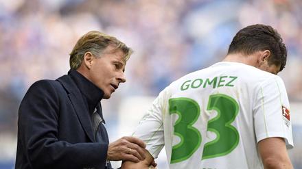 Andries Jonker (links) ist besonders gut darin, Mario Gomez stark zu reden.