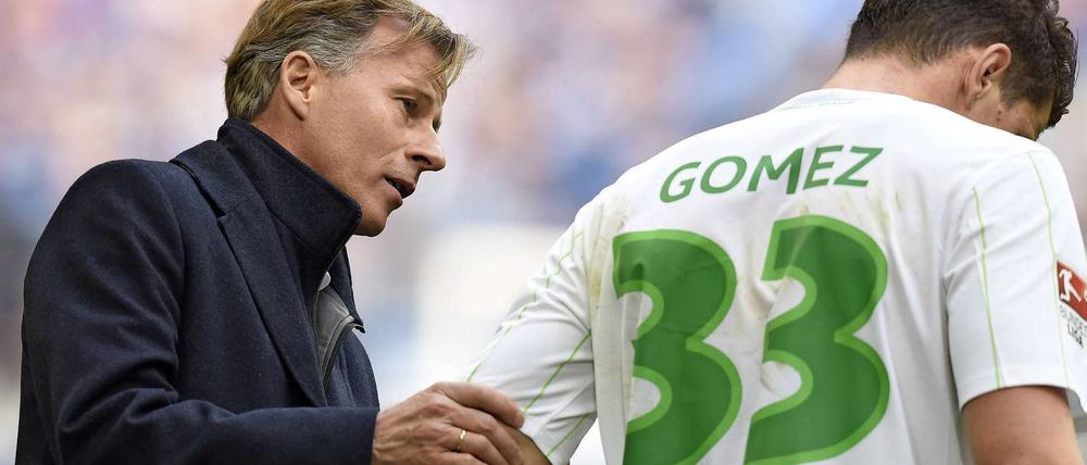 Andries Jonker (links) ist besonders gut darin, Mario Gomez stark zu reden.