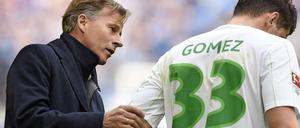 Andries Jonker (links) ist besonders gut darin, Mario Gomez stark zu reden.