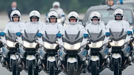 Die Motorradstaffel der Berliner Polizei eskortiert ausländische Staatsgäste wie hier die Queen durch die Stadt. Eine von vielen hauptstadtbedingten Aufgaben, für die der Bund künftig mehr Geld bereitstellt.