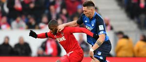 Das Rückspiel steht an. Hoffenheims Niklas Süle (r) und Kölns Anthony Modeste kämpfen im Hinspiel im Dezember 2016 um den Ball. 