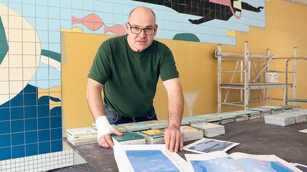 Fliesenleger Dirk Heidrich bildet das Wandbild aus dem alten Schwimmbad am Brauhausberg im neuen Potsdamer Freizeitbad blu originalgetreu nach.