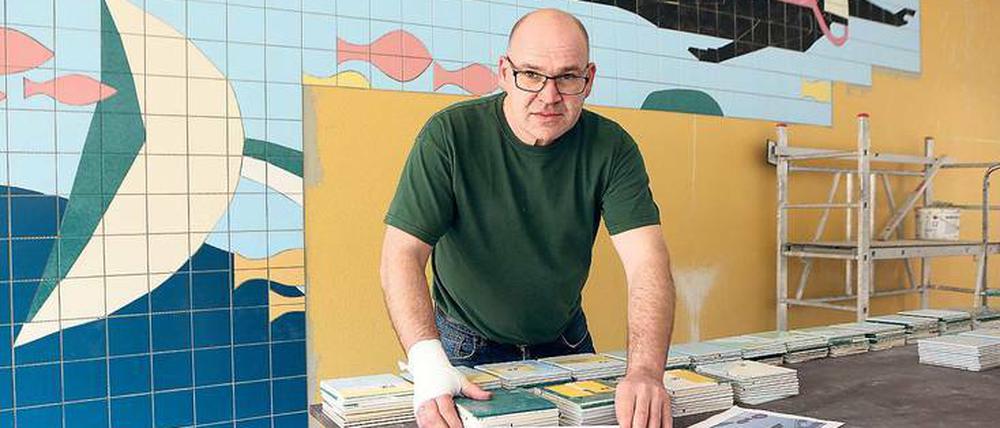 Fliesenleger Dirk Heidrich bildet das Wandbild aus dem alten Schwimmbad am Brauhausberg im neuen Potsdamer Freizeitbad blu originalgetreu nach.