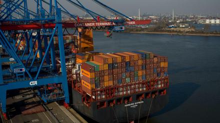 Ein Containerschiff wird Hamburger Hafen beladen.