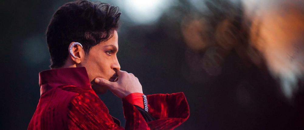 Der US-amerikanische Popstar Prince auf einem Konzert in Budapest im Jahr 2011. Er starb am 21. April 2016 an einer versehentlichen Überdosis des Schmerzmittels Fentanyl.