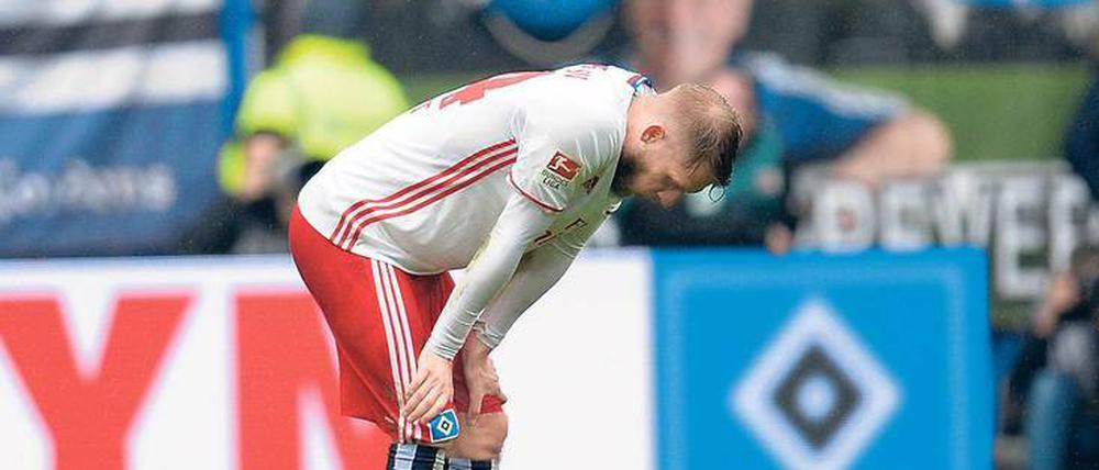 Blick nach unten. Aaron Hunt und der HSV hätten mit einem Sieg gegen Darmstadt einen wichtigen Schritt machen können. Jetzt wird es wieder eng. 
