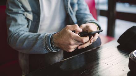 Grüße an die Liebsten. Mit dem Handy ins Ausland telefonieren kann schnell teuer werden.